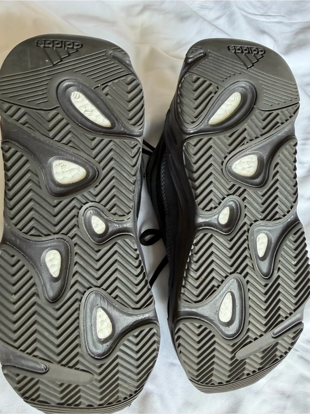 Adidas Yeezy Boost 700 v2 - Vanta